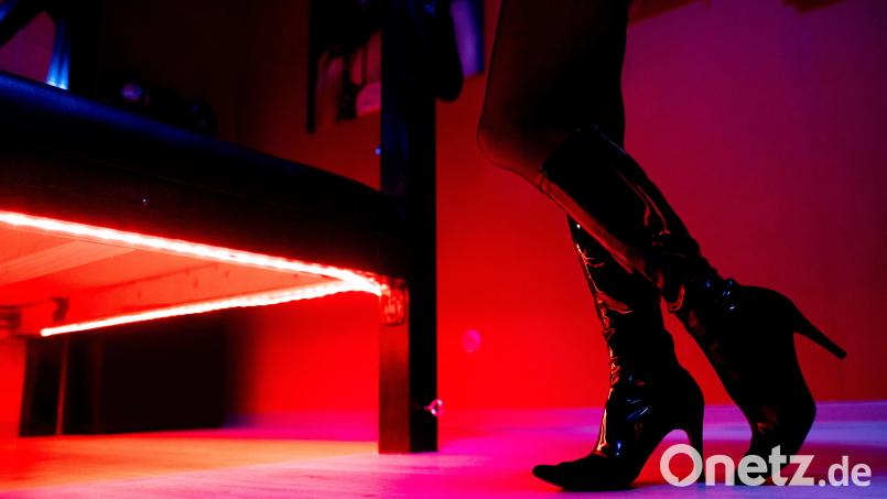 In Weiden leuchtet wohl ab Juni 2024 offiziell Rotlicht. Dann soll eine neue Sperrbezirksverordnung gelten, die Prostitution in manchen Stadtteilen erlaubt. Symbolbild: Hauke-Christian Dittrich/dpa