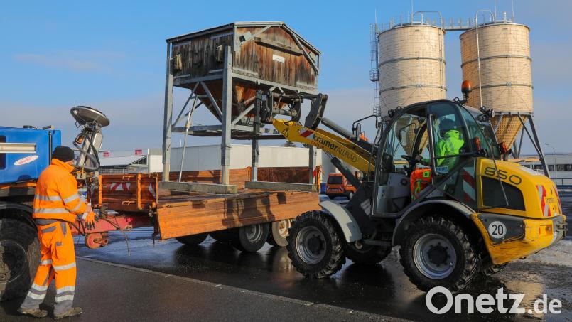Am neuen Standort des Amberger Winterdienstes herrscht auch am späten Vormittag noch rege Betriebsamkeit. Im Hintergrund die beiden nagelneuen Salzsilos. Bild: Wolfgang Steinbacher