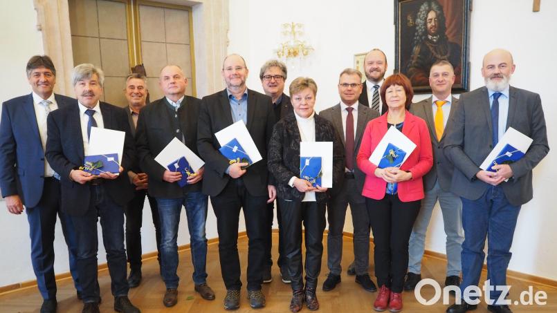 Die kommunale Dankurkunde für mehr als 18 Jahre Mitgliedschaft in einem Kommunalparlament überreichte Landrat Andreas Meier an sechs Landkreisbürger. Bild: krb