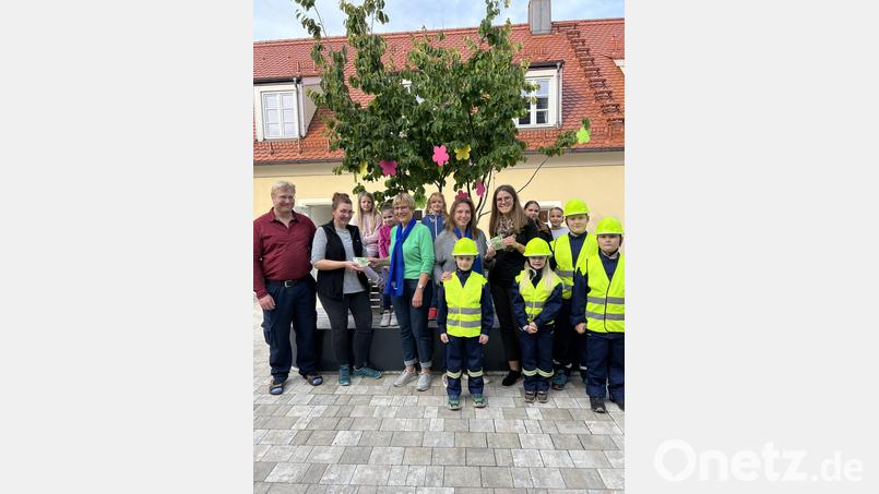 Der Katholische Frauenbund Plößberg-Schönkirch spendet je 200 Euro an die Kinderfeuerwehr Plößberg und die Jugendgruppe des OGV Plößberg. Bild: Nadja Trißl/exb