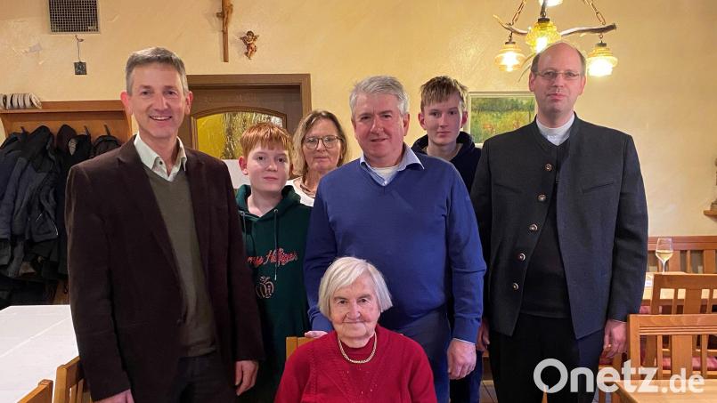 Der Jubilarin Erna Lautenschlager (vorn sitzend) gratulieren ihre Gäste und die Familie (von links): Bürgermeister Albert Geitner, Enkel Johannes, Schwiegertochter Monika, Sohn Karl, Enkel Thomas sowie Pfarrer Hans-Jürgen Zeitler. Bild: Verena Baumer/exb