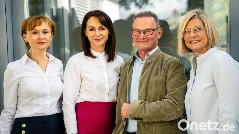 Dr. Klaus-Peter Singer und seine Frau Daniela (Dritter und Vierte von links) sind froh, dass Dr. Renatte Schäfer (Zweite von links) zum neuen Jahr die Hausarztpraxis übernimmt. Unterstützt wird sie künftig von Dr. Diana Ursu (links). Bild: ak