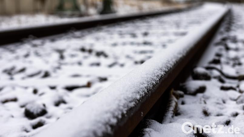 Schneefälle führen zu Einschränkungen bei Fahrten mit der Oberpfalzbahn – bis einschließlich Samstag. Symbolbild: Philipp von Ditfurth/dpa