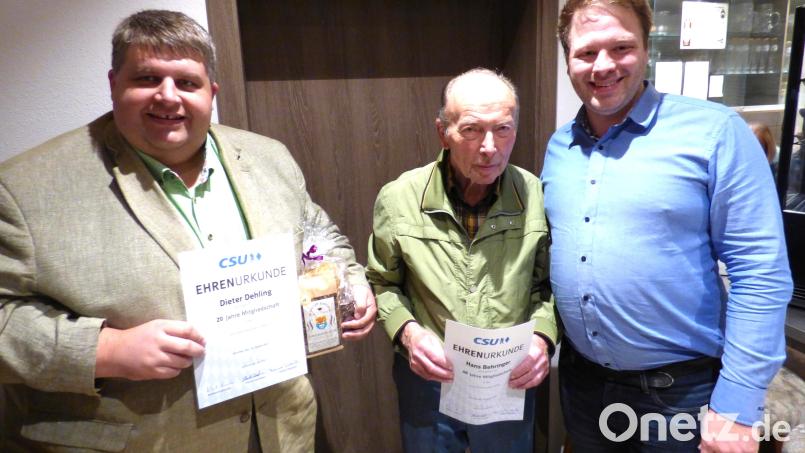Der Vorsitzende des CSU-Ortsverbands Illschwang, Henner Wasmuth (rechts), ehrte Hans Behringer (Mitte) für 40-jährige und Bürgermeister Dieter Dehling (links) für 20-jährige Mitgliedschaft in der CSU. Bild: no