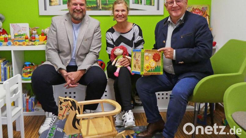 Lions-Präsident Bastian Braun (links) und Elmar Baumer, Vorsitzender des Lions-Hilfswerks Weiden, mit Raimunda Schulze von der Caritas Schwangerschaftsberatung. Bild: Lions Club Weiden/exb