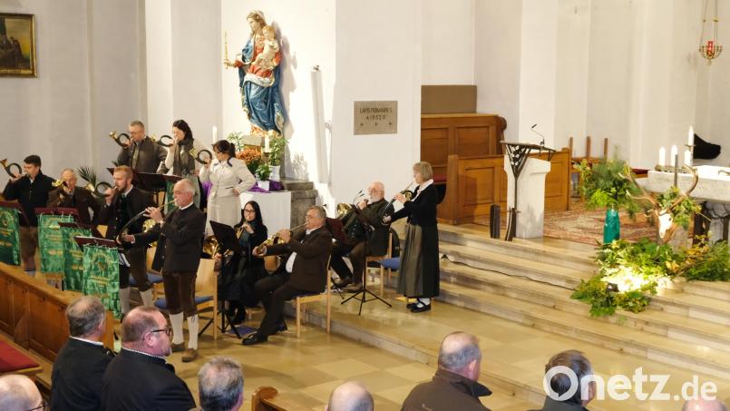 Der Altar mit jagdlichen Symbolen geschmückt und musikalisch durch die Bläser der Kreisgruppe Nabburg intoniert, wurde die &quot;Nabburger Jägermesse&quot; wiederum zu einem Hörgenuss. Bild: mab
