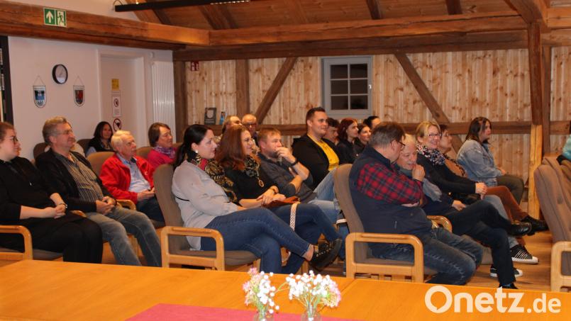 Auf dem Bild die ehrenamtlichen Vereinsvertreter und beim Rückblick auf das Ferienprogramm 2023. Bild: Markt Konnersreuth/exb