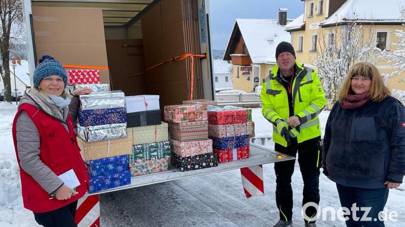 63 Päckchen und eine 500-Euro-Geldspende hat KLB-Vorsitzende Brigitte Meyer in Wernersreuth an ein ein Team der Organisation Humedica übergeben. Bild: Brigitte Meyer/exb