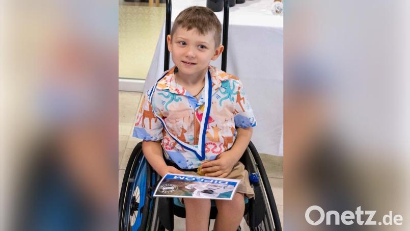 Oliver Tomsa (5) sitzt im Rollstuhl. Bei dem Jungen wurde im Alter von 18 Monaten SMA, Typ II (spinale Muskelatrophie) diagnostiziert. SMA ist eine genetisch bedingte und unheilbare Nervenzellerkrankung, deren Auswirkungen nur gelindert werden können. Bild: Tomsa/exb