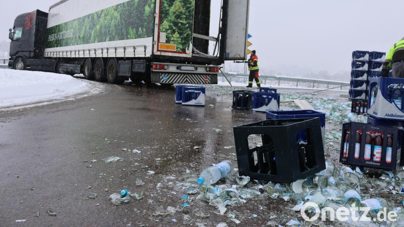 Jede Menge Getränkeflaschen mussten die Helfer aus dem Kreisverkehr entsorgen. Bild: Alexander Laube