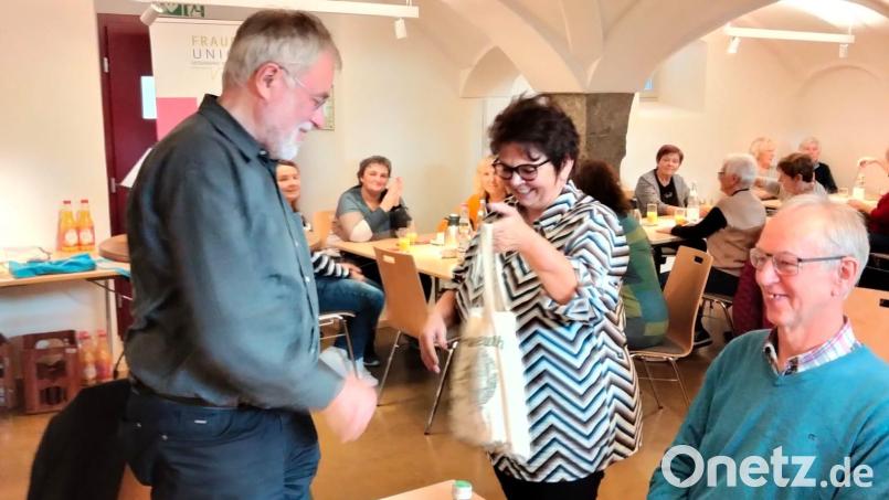 Für den Vortrag von Pfarrer Edmund Prechtl (links) im Schafferhof bedankte sich FU-Ortsvorsitzende Christa Wölfl (Mitte) mit einem Präsent. Bild: Frauen-Union Konnersreuth/exb