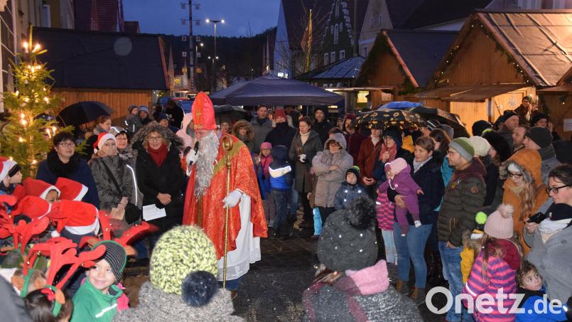 Fast kein Durchkommen für den Hohenburger Nikolaus vor dem Rathaus. Die Kindergartenkinder hatten ihn mit adventlichen Liedern begrüßt und dafür einen Sack mit Geschenken bekommen. Archivbild: bö