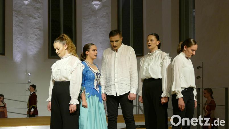 Die Oberstufenschüler des Johann-Andreas-Schmeller Gymnasiums in Nabburg inszenieren ein Literaturtheater nach Friedrich Schiller mit Erfolg. Bild: Marchl/exb