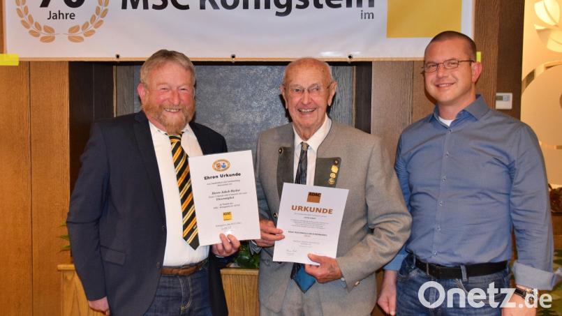 Vorsitzender Wolfgang Strobel (links) und Bürgermeister Jörk Kaduk (rechts) ernannten Jakob Herbst (Mitte) zum Ehrenmitglied des Motorsportclubs Königstein im ADAC. Bild: wku