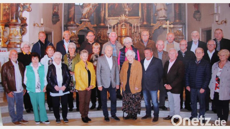 In der Stadtpfarrkirche Oberviechtach, in der viele von ihnen getauft und ihre Erstkommunion gefeiert haben, ist das obligatorische Gruppenfoto gemacht worden. Bild: Fröhlich/exb