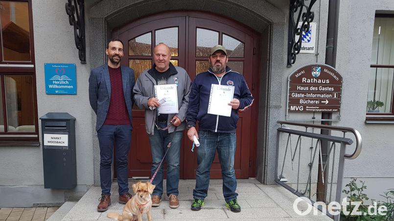 Wolfgang Winkler (Mitte) wird für den 45. Aufenthalt in Moosbach durch Bürgermeister Armin Bulenda (links) geehrt, ebenso sein Sohn Thorsten, der zum 30. Mal dort Urlaub macht. Bild: gi