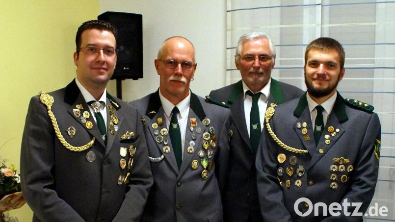 Alexander Thiel (links) ist Vereinsmeister auf der Luftpistole, Jochen Lenkeit (Zweiter von links) auf der Aufleger-Luftpistole. Johann Frischholz (Dritter von links) und Stefan Poß (rechts) sind die Sieger auf dem Luftgewehr. Bild: R. Kreuzer