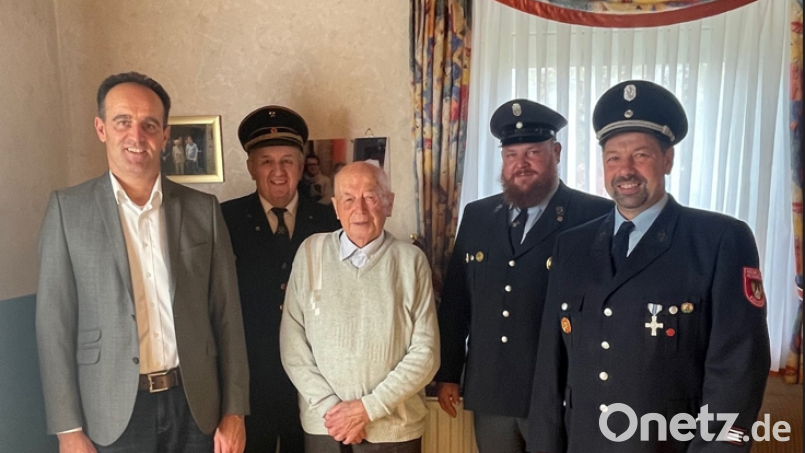 Beim Geburtstagsbesuch: (von links) Bürgermeister Hans-Jürgen Strehl, Andreas Wilhelm, der Jubilar Ernst Pickel, Walter Pilhofer und Alexander Luber. Bild: lei