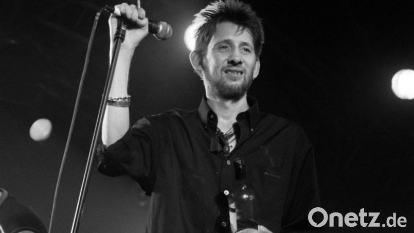 Shane MacGowan bei einem Auftritt in London im Juli 1999. Nun ist der Sänger der Pogues mit 65 Jahren gestorben. Bild: Michael Walter/PA Wire/dpa