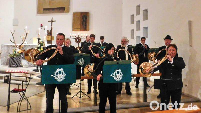 Zwölf Bayreuther Jagdhornbläser des Jägervereins Bayreuth und der Bläsergruppe Hohes Fichtelgebirge gestalteten die Hubertusmesse musikalisch. Bild: whü