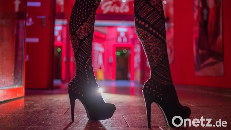 Prostitution existiert, auch in Weiden. Verbieten lässt sich das Rotlicht-Geschäft kaum. Im Juni will die Stadt ihre Sperrbezirksverordnung abändern lassen. Symbolbild: Andreas Arnold/dpa