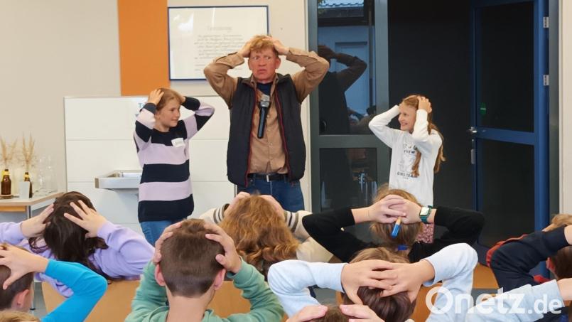 Franz Probst gestaltet sein Lerntraining als Event und motiviert somit sein junges Publikum zu einem begeisterten Mitmachen. Bild: Georg Lang/exb