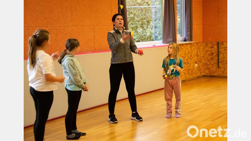 Jonglieren ist nicht so schwer, wie es zunächst aussieht. Anna Lucia Bauer (Dritte von links) zeigt beim Workshop, wie es geht. Bild: M. Welnhofer/exb