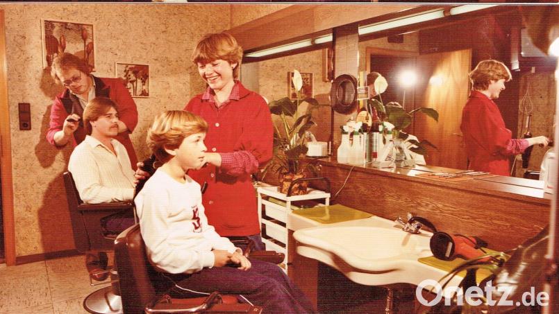 Rückblende ins Jahr 1980: Michael und Gerlinde Merkl schneiden jungen Kunden die Haare. Bild: Archiv Merkl/exb