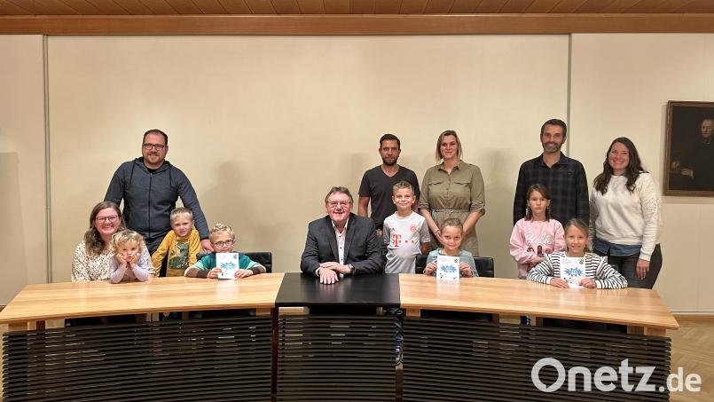 Die glücklichen Gewinner, hier mit ihren Geschwistern und Eltern, erhalten die Badkarten (vorn, von rechts): Antonia Englhardt, Marie Schreiner, Bürgermeister Hans-Martin Schertl und Raphael Winkler mit Schwester Hannah und Mama Christine. Bild: Stefanie Gradl