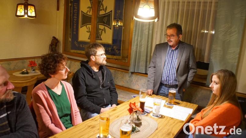 Bürgermeister Manfred Dirscherl mit seinem Stellvertreter Christian Ring und VG-Kämmerin Lisa Biegerl (rechts) bei der Bürgerversammlung im Weidinger Hof. Bild: mmj