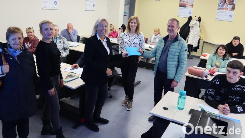 Präsidentin Ulrike Küblbeck, Hilfswerk-Chefin Simone Schaller und Günter Reiß überreichen 2000 Euro zugunsten von Sprachkursen für Flüchtlinge aus der Ukraine. Bild: Kunz