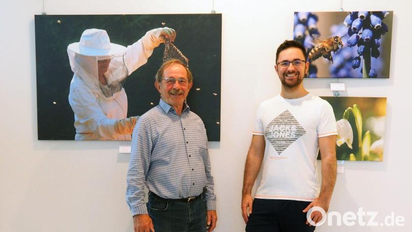 Hier ist der Künstler Georg Birner (links) mit Kurfürstenbad Amberg-Bäder-Fachangestellten Daniel Wanninger zu sehen. Bild: Sabine Singer/exb
