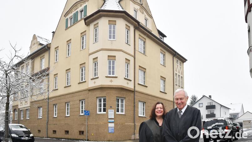 Wo einst Ritter von Möhl residierte und als General die Soldaten in der nahe gelegenen Kaiser-Wilhelm-Kaserne befehligte, hat seit 1983 die Rechtsanwaltskanzlei Dr. Wilfurth im herrschaftlichen Gebäude an der Ludwigstraße ihren Sitz. Ab 1991 zählte auch Konrad Wilfurths Ehefrau, Dr. Andrea Winkler-Wilfurth (links), zum Anwaltsteam und den Stützen ihres Mannes im Betrieb. Heute hat die Kanzlei zehn Anwälte in ihren Reihen. Bild: Petra Hartl