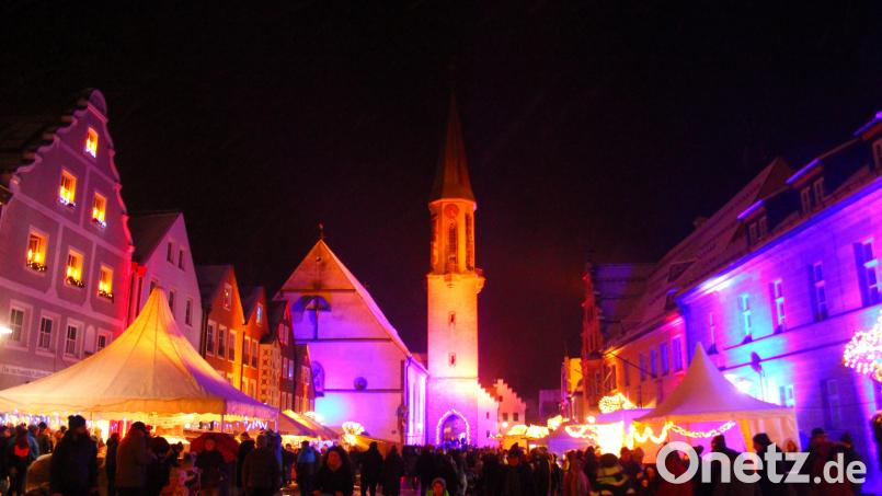 Die Kemnather Altstadt präsentierte sich am Freitagabend farbenfroh illuminiert. Bild: stg