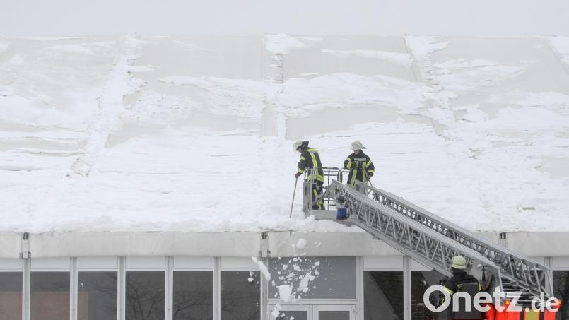 In Straubing muss das Dach des Eisstadions geräumt werden. Symbolbild: Fredrik von Erichsen