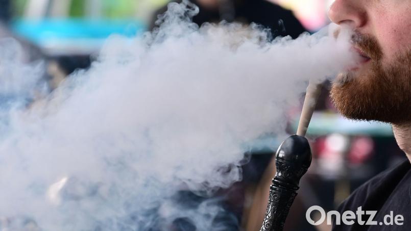 Eine Wasserpfeife, genannt Shisha, wird längst nicht mehr nur im orientalischen Kulturkreis geraucht. Das belegen zahlreiche Shisha-Bars in deutschen Städten. Eine davon hat in Weiden der Inhaber zweckentfremdet. Er hat dort in größerem Stil Drogen verkauft und musste bald wieder schließen. Der Prozess gegen ihn und seine Helfer beginnt nächste Woche. Symbolbild: Bernd Weißbrod/dpa