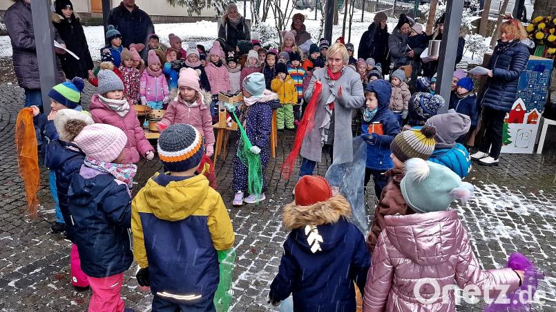 Den Adventsmarkt des Kinderhauses Maria Waldrast eröffnen die Kinder mit Tanz und Gesang. Bild: R. Kreuzer