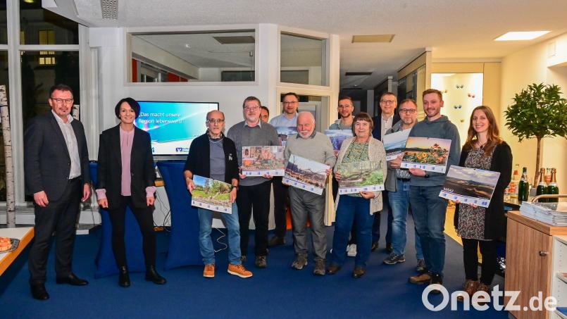 Die prämierten Fotografen mit Vorstandssprecher Joachim Geyer, Angelika Eichhorn vom Marketing und Hans Dumler, Geschäftsstellenleiter der Geschäftsstelle Erbendorf. Bild: Raiffeisenbank Oberpfalz Nordwest/exb
