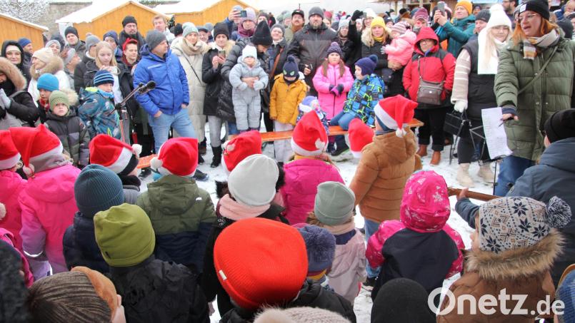 Viele Zuhörer hatten die Mädchen und Buben des Städtischen Kinderhauses „Tausendfüßler“, die den idyllischen Weihnachtsmarkt mit Gesang eröffneten. Bild: kro