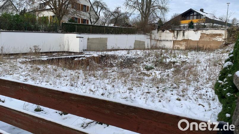 Im Hopfenweg 13 wird nachverdichtet. Auf dem rund 1000 Quadratmeter großen Grundstück sollen Mitte nächsten Jahres Wohnungen für Studenten entstehen. Bild: Gabi Schönberger
