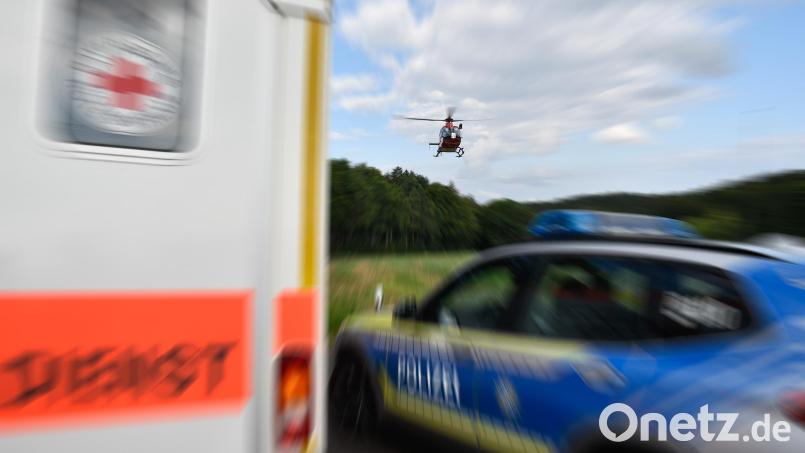 Per Rettungshubschrauber kam ein 25-Jähriger, der am Samstag zwischen einer Baggerschaufel und einer Hauswand eingeklemmt wurde, in eine Spezialklinik. Dort wurde seine schwere Handverletzung behandelt. Symbolbild: Petra Hartl