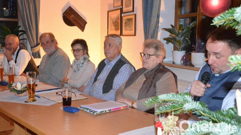 Die sechs Mundart-Autorinnen und -Autoren tragen ihre selbst verfassten Gedichten und Geschichten in der "Almhütte" vor. Bild: Kunz