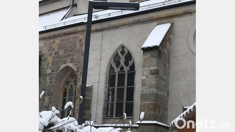 Eine Lampe sorgt für mehr Licht auf dem nördlichen Vorplatz der St.-Jakobuskirche in Hahnbach. Bild: mma