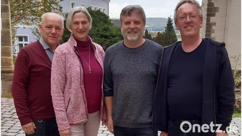 Das evangelische Pfarrehepaar Norbert und Ruth Schlinke geht nach Mittelfranken, Stefan Drechsler ist seit kurzem neuer zweiter Pfarrer in Schwandorf und Diakon Jürgen Weich (von links) ist künftig zuständig für die Kirchengemeinden Nabburg, Pfreimd und Schwarzenfeld. Bild: Malikoski/exb