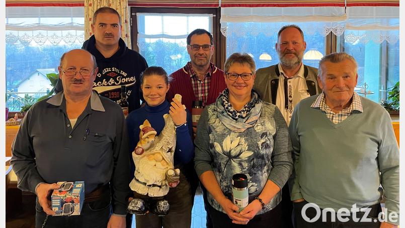 Die Preisträger beim Hubertusschießen in Pirkhof: Martin Leibl (vorne von links), Oswald Schaller, Jürgen Leibl (Erster Schützenmeister) sowie (hinten von links) Johann Brunner, Lena Liebl, Christine Nesner, Siegfried Plößl. Bild: Almenrauschschützen/exb