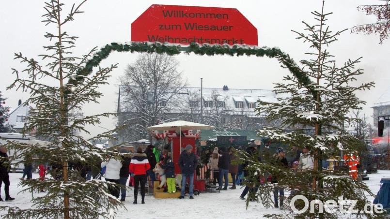 Advents- oder, wie auf dem Schild zu lesen, Weihnachtsmarkt? In Wiesau werden beide Begriffe verwendet. Der Name war auch heuer Nebensache. Bild: wro