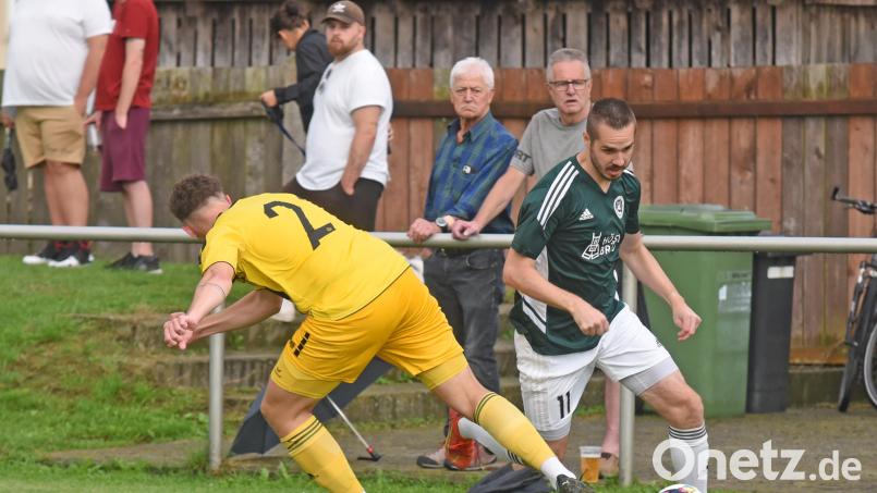 Der SV Mitterteich gewann am Samstag bei der SpVgg Bayreuth II mit 3:2. Marco Kießling (rechts, Szene aus dem Hinspiel) verwandelte einen Handelfmeter zum zwischenzeitlichen 2:1 für die Stiftländer. Archivbild: Gebert