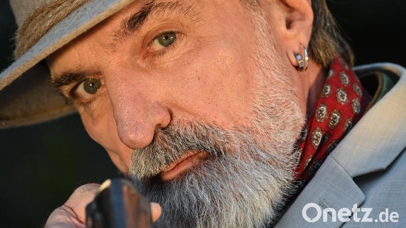 Zielsicher war Andreas Hoppe schon als Mario Kopper im Tatort. In seiner neuen Rolle als Erzähler im „Watzmann“ auf der Wunsiedeler Luisenburg will der 63 Jahre alte Schauspieler in der kommenden Saison ebenfalls einen Volltreffer landen. Bild: Florian Miedl/fph