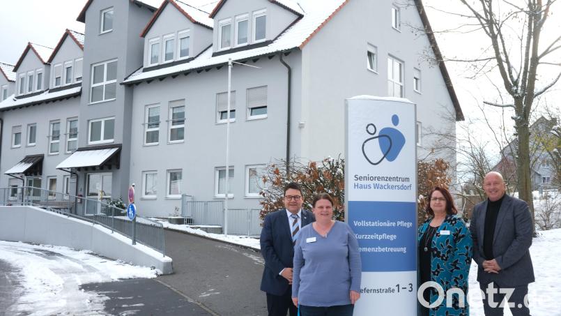 Bürgermeister Thomas Falter, Pflegedienstleiterin Michaela Windl, Heimleiterin Valentina Bruch und Prokurist Michael Haschner (von links) freuen sich, dass das Wohn- und Pflegeheim in Wackersdorf unter neuem Namen weitergeführt werden kann. Bild: Hirsch