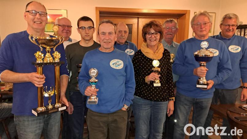 Die Clubmeister des OVC, hinten von links Andreas Koller, Martin Lindner, Willi Kerscher, Hans Rahm, Manfred Lindner, vorne von links Stefan Ferstl, Uwe Heckel, Gabi Langhans und Walter Langhans (OVC-Vorsitzender). Bild: ge